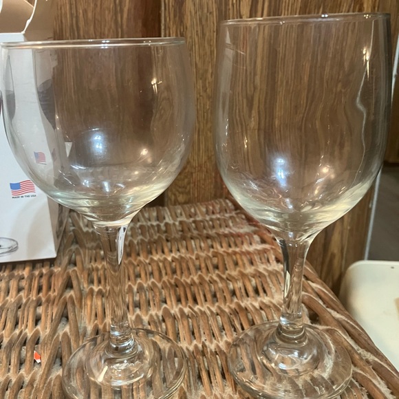 Set of Four Wine/Claret Glasses in Libbey Box - Picture 6 of 9